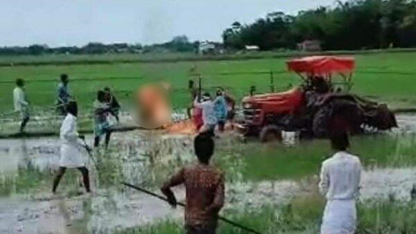 असम: जमीन हड़पने आए भू-माफिया के गुंडों ने महिला को लगा दी आग, गांव वाले बनाते रहे वीडियो