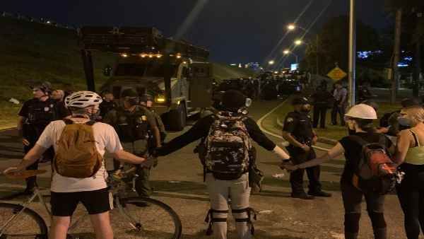 अमेरिका में जॉर्ज फ्लॉयड के बाद अब एक काले शख्स की पुलिस फायरिंग में मौत पर बवाल