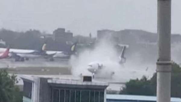 Nisarga Cyclone: लैंडिंग करते हुए मुंबई एयरपोर्ट के रनवे पर पानी में फिसला विमान, देखें वीडियो