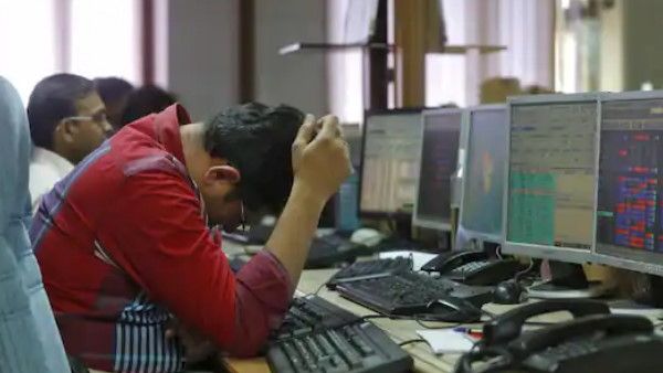 H-1B वीजा पर लगी रोक के चलते IT शेयरों में बड़ी गिरावट, TCS को भारी नुकसान