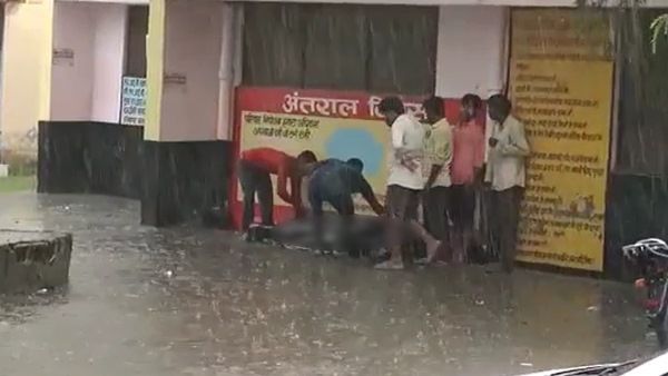 अस्पताल के बाहर बारिश में भीगता रहा शव, मजबूर पिता लगाता रहा सिर्फ इतनी सी गुहार, लेकिन...