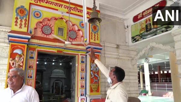मंदसौर के नाहरू खान का कमाल, पशुपतिनाथ मंदिर में बिना छुए ही बजती है घंटी