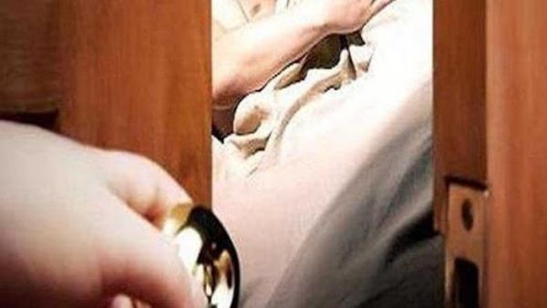 छत पर सोने का बहाना बनाकर गई पत्नी प्रेमी संग आपत्तिजनक हालत ​में मिली, पति ने कर दी हत्या