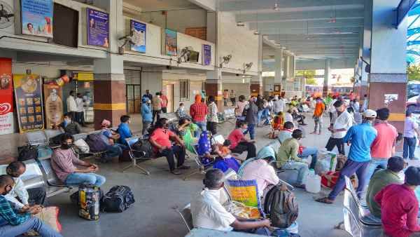 परिवार वालों की बात काटकर भी महाराष्ट्र क्यों लौट रहे हैं प्रवासी मजदूर