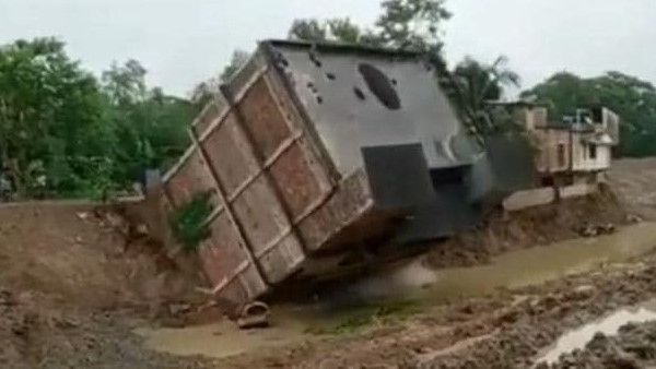 पश्चिम बंगाल: सिर्फ 3 सेकंड में ढेर हो गई चार मंजिला इमारत, देखें वीडियो