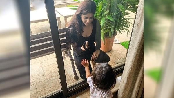 मां को हुआ कोरोना तो उससे मिलने के लिए 17 माह की बेटी करती हैं ऐसे इंतजार, जानिए दर्द भरी कहानी