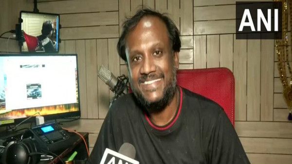लॉकडाउन में 64 दिनों तक इस शख्स ने सोशल मीडिया पर गाया गाना, इकट्ठा किए 15 लाख