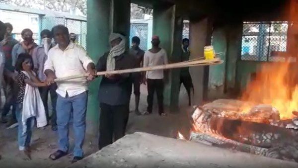 नौ साल की इकलौती बेटी ने दी पिता की चिता को मुखाग्नि, लोग नहीं रोक पाए आंसू