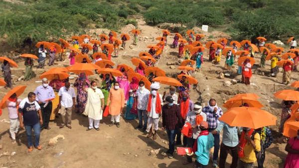 राजस्थान में कांग्रेस सरकार की योजना मनरेगा के कार्यस्थलों पर खुली भाजपा की केसरिया छ​तरियां