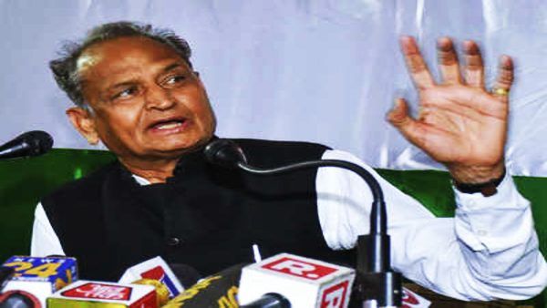 मेरी सरकार गिराने के लिए MLA को 15 करोड़ का ऑफर दे रही है बीजेपी: अशोक गहलोत