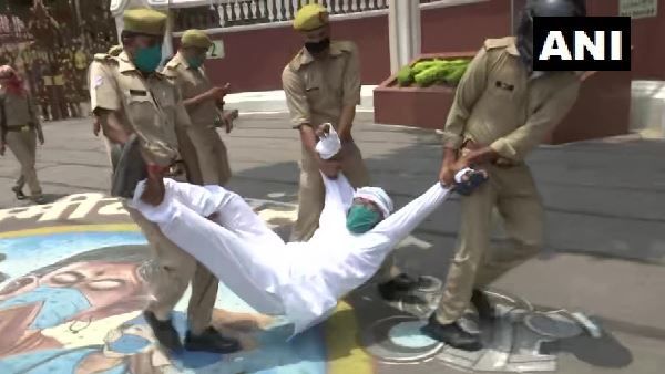 #SpeakUpforDemocracy: लखनऊ में कांग्रेस का प्रदर्शन, पुलिस ने लल्लू-पुनिया सहित कांग्रेसियों को हिरासत में लिया