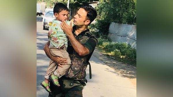 जानिए कौन है वो सेना का जवान, जिसने सोपोर हमले में गोलियों की बौछार के बीच मासूम बच्‍चे की बचाई जान