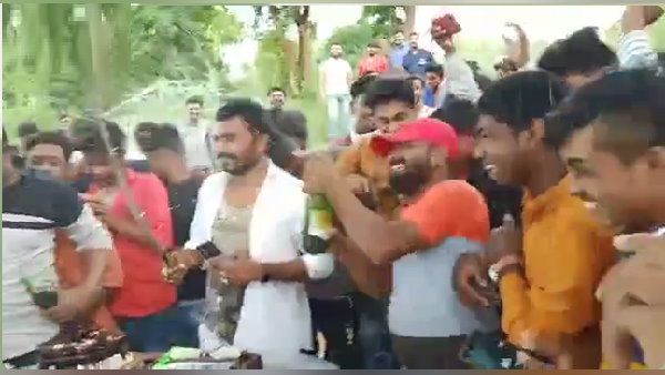 VIDEO: कार के बोनट पर रखा केक तलवार से काटा, दोस्तों से यूं उड़लवाईं बोतलें
