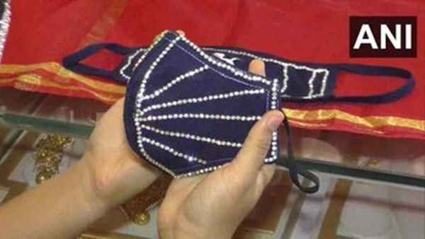 सूरत में ज्वैलरी स्‍टोर में बेचे जा रहे 'डायमंड मास्क', जानिए कीमत