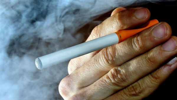 कोरोना से लड़ाई में सिगरेट पीना घातक साबित हो सकता है: WHO