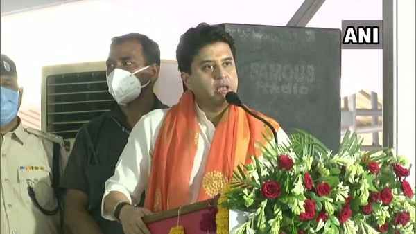 सिंधिया ने फिर कमलनाथ पर कसा तंज, शिवराज सिंह चौहान को बताया सेनानी