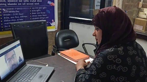 कॉमन सर्विस सेंटर पर भारत की पहली ट्रांसजेंडर ऑपरेटर बनी जोया खान, सूचना-प्रौद्योगिकी मंत्री ने खुद बताया
