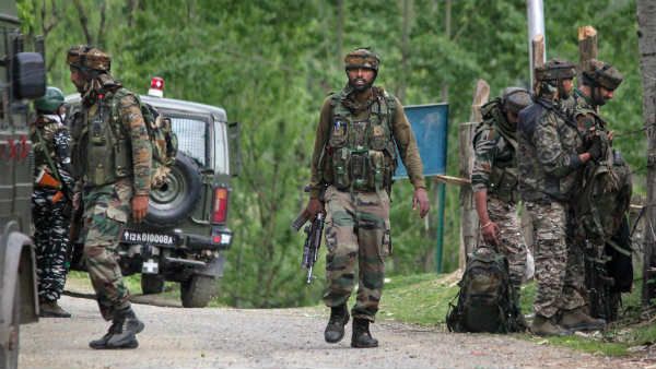 Jammu Kashmir: कुपवाड़ा में LoC के करीब मारे गए दो आतंकी, भारी मात्रा में हथियार बरामद