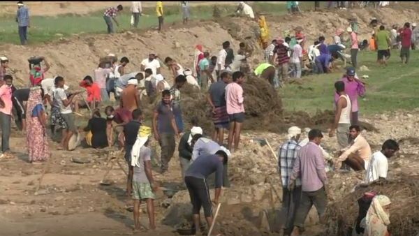MGNREGA Jobs: मनरेगा से कितने लोगों को मिल रहा रोजगार?