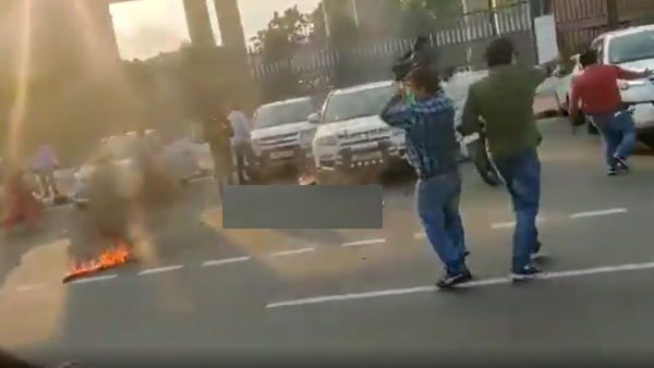 नहीं मिला न्याय तो यूपी विधानसभा के सामने मां-बेटी ने खुद को लगा ली आग, वीडियो बनाते रहे लोग