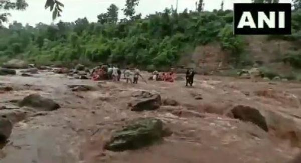 Video: मध्‍यप्रदेश में सेल्‍फी लेने के चक्‍कर में नदी के बहाव में फंस गईं दो लड़कियां, और फिर....