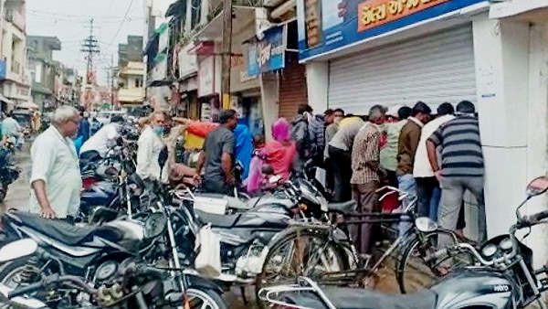 राजकोट में चाय-पान की दुकानें बंद होंगी, इस अफवाह के बाद लोगों की लंबी लाइनें लग गईं