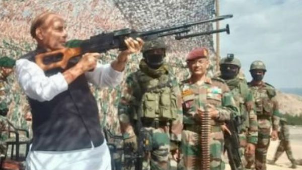 Rajnath Singh in Ladakh: पैंगॉन्ग झील के पास पैरा कमांडोज का शक्ति प्रदर्शन, रक्षा मंत्री ने चलाई मशीन गन