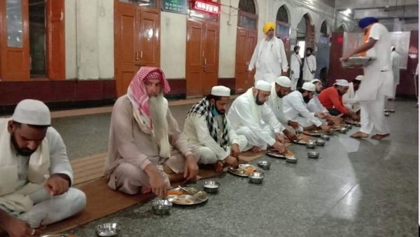 कोरोना संकट में मुस्लिम समुदाय के लोगों ने स्वर्ण मंदिर को दान दिया 33 टन गेहूं, सोशल मीडिया पर मिले ऐसे रिएक्शन