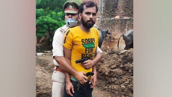 रैंबो दरोगा: कट्टे के साथ युवक को पकड़े पुलिसवाले की फोटो वायरल, जानिए पूरी कहानी?