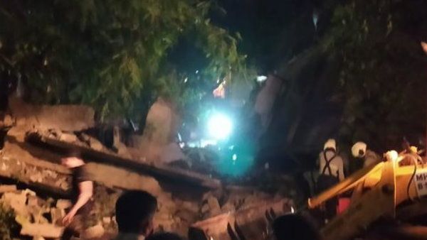 मुंबई के बांद्रा इलाके में खाली इमारत का हिस्सा गिरा, रेस्क्यू ऑपरेशन जारी