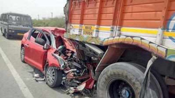 पलवल: सड़क पर खड़े कैंटर से टकराई स्विफ्ट कार, हादसे में महिला समेत 3 लोगों की मौत