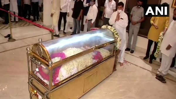 सिंगापुर से दिल्ली लाया गया अमर सिंह का पार्थिव शरीर, सोमवार को होगा अंतिम संस्कार