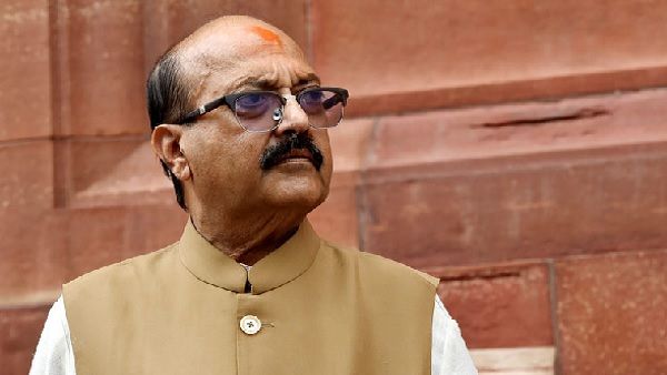 अमर सिंह: बॉलीवुड से राजनीति तक का सफर, कई विवादों में आया नाम