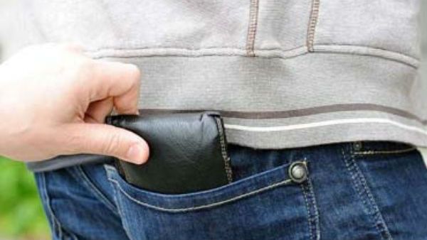 मुंबई लोकल ट्रेन में चोरी हुआ पर्स 14 साल बाद वापस मिला, जीआरपी ने 900 रुपए भी दिए