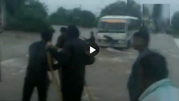 VIDEO: पानी में फंसी बस तो गांववाले रस्सी लेकर आ गए, ऐसे खींचकर निकाली बाहर