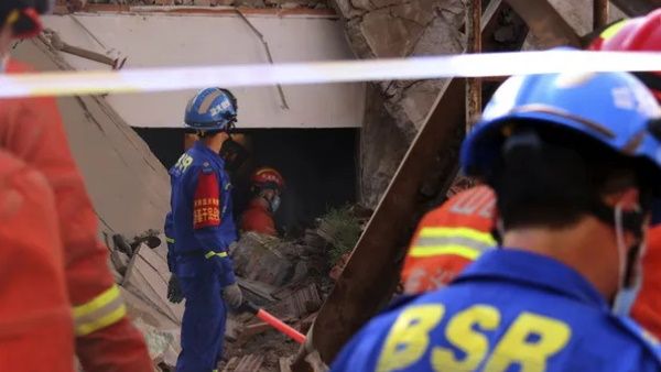 बर्थडे पार्टी के दौरान चीन में गिरा दो मंजिला रेस्टोरेंट, 29 लोगों की मौत, दर्जनों घायल