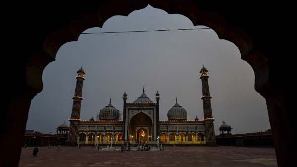 देशभर में आज मनाई जा रही बकरीद, सोशल डिस्‍टेंसिंग का पालन करते हुए जामा मस्जिद में अदा की गई नमाज