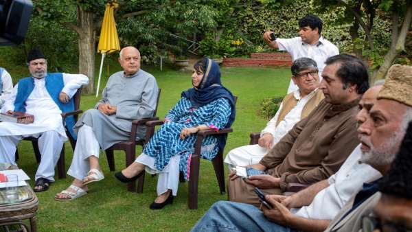 जम्मू-कश्मीर: विशेष दर्जे की बहाली के लिए एकजुट हुए सभी राजनीतिक दल, संघर्ष का लिया संकल्प