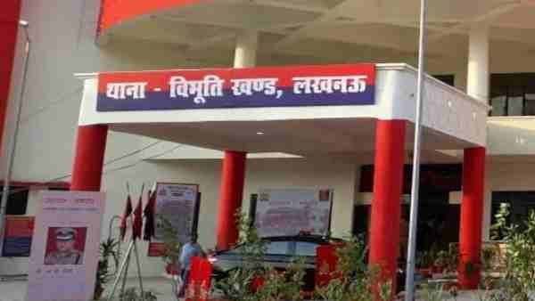 पिल्लों को पैरों से कुचलने के आरोप में पूजा ढिल्लन गिरफ्तार, नोटिस देकर पुलिस ने छोड़ा