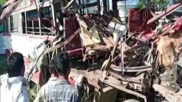 लखनऊ: रोडवेज बसों की हुई आमने-सामने की भीषण टक्कर, 6 लोगों की मौत, 12 घायल