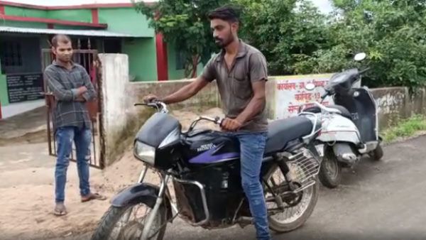 इस युवक ने यूट्यूब वीडियो देख बना डाली बिना पेट्रोल के चलने वाली मोटरसाइकिल, VIDEO