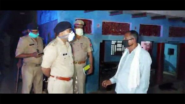 बुआ के नाम प्रॉपर्टी किए जाने से गुस्साए ना​ती ने दादा-दादी को गोली मारी, बुआ समेत 2 की मौत