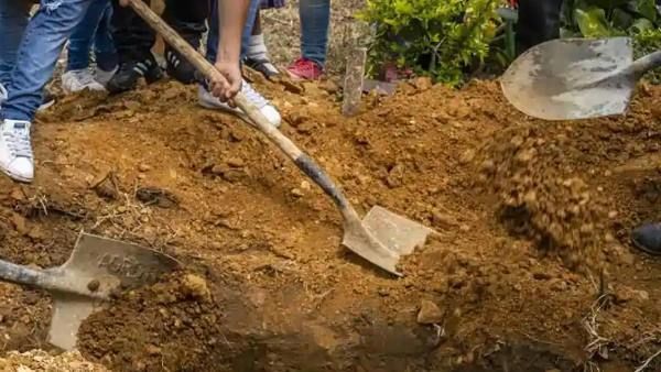 20 साल की बेटी को कब्र में दफनाने जा रहे थे घरवाले, अचानक हिलने लगे हाथ-पैर, जनिए क्या हुआ फिर?