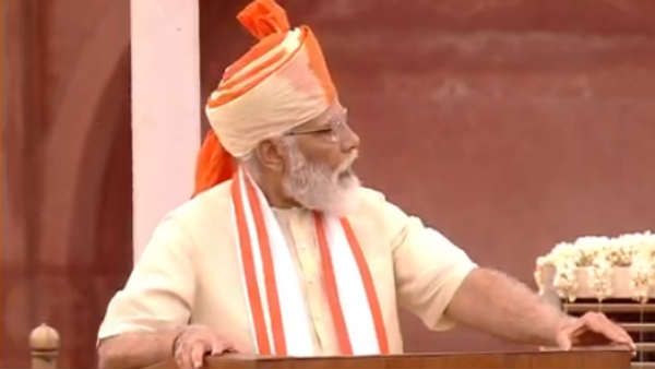 74th Independence Day: लाल किले की प्राचीर से पीएम मोदी ने फहराया तिरंगा