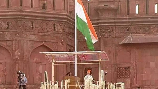 लाल किले पर सबसे ज्‍यादा बार तिरंगा फहराने वाले पहले गैर-कांग्रेसी पीएम बने मोदी, लगातार सांतवीं बार फहराया तिरंगा