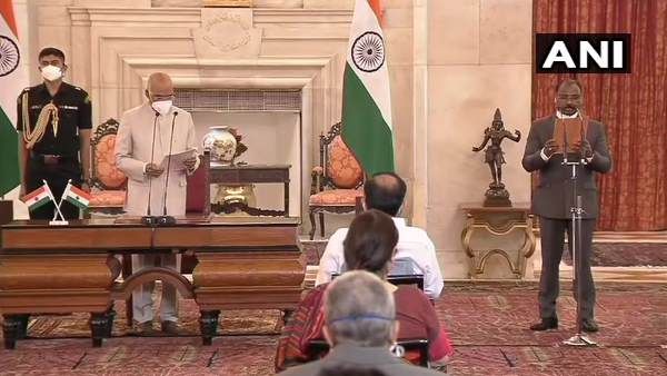 देश के नए CAG बने जीसी मुर्मू, राष्ट्रपति रामनाथ कोविंद ने दिलाई शपथ