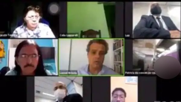 ऑनलाइन मीटिंग के बीच कैमरा ऑफ किए बिना फिजिकल रिलेशन बनाने लगा कपल, जानिए फिर क्या हुआ