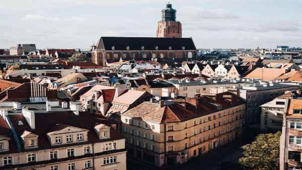 स्वीडन में कुरान जलाने की घटना के बीच पड़ोसी मुल्क पोलैंड में मुसलमानों से जुड़ी हकीकत जानिए