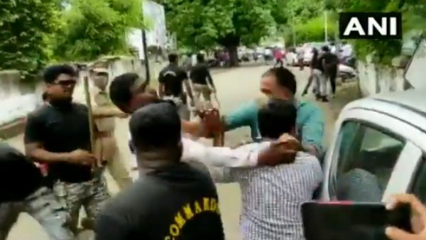 महाराष्ट्र: फीस कम करने को लेकर ABVP कार्यकर्ताओं का विरोध प्रदर्शन, पुलिस ने बरसाई लाठी और मुक्के