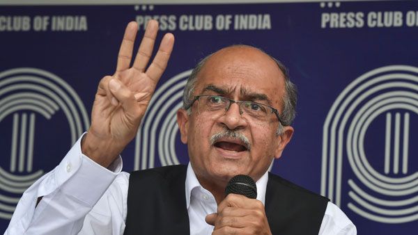 प्रशांत भूषण के वो दो ट्वीट, जिनके लिए सुप्रीम कोर्ट ने उन पर लगाया एक रुपए का जुर्माना